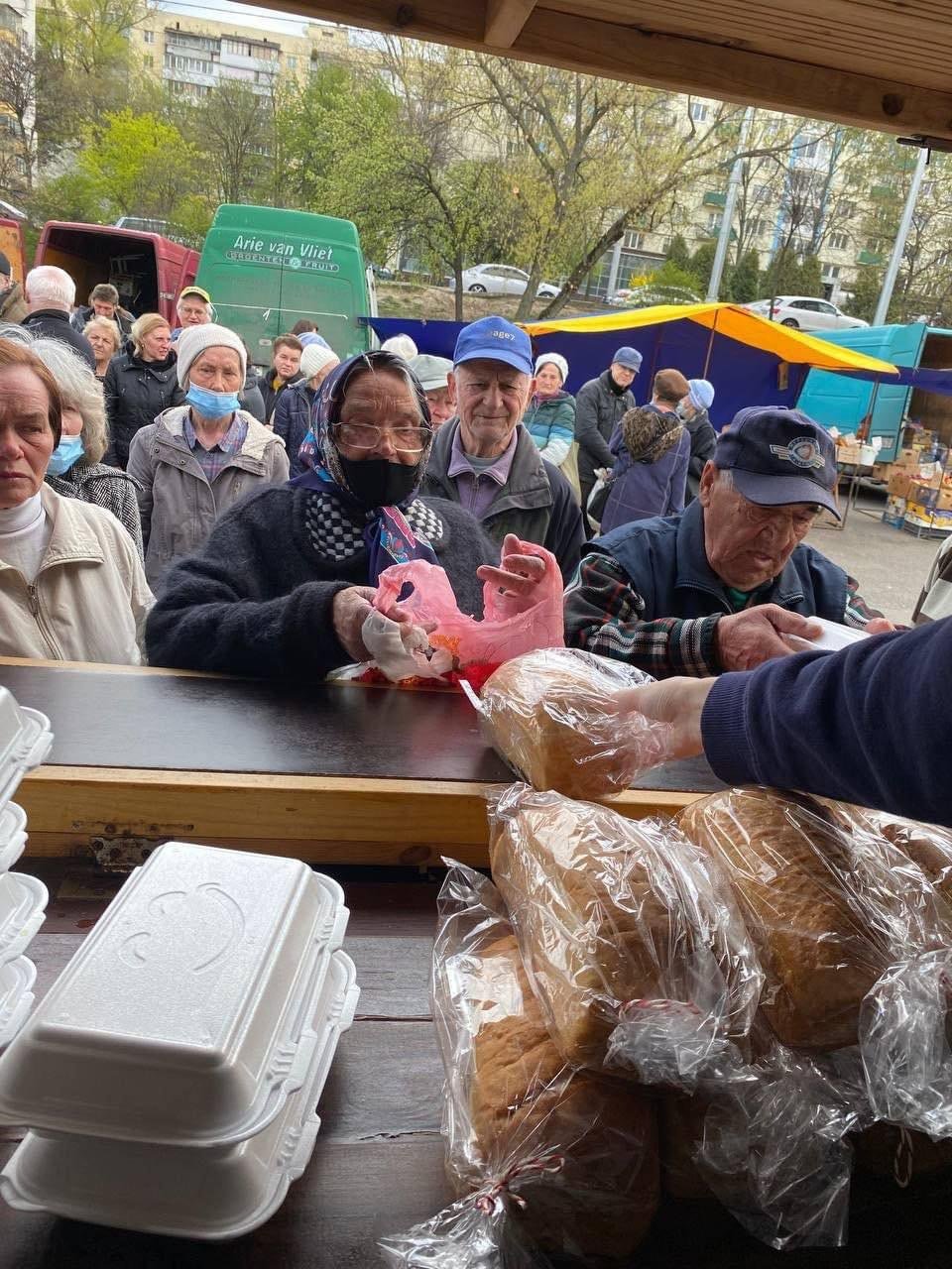 同工發送自己烘焙的麵包給饑民。（圖／翻攝自FB@goodbreadfromgoodpeople）